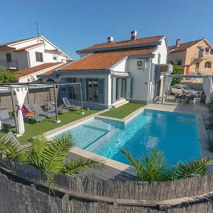 Ferienhaus Kuntrada 45 - Heated & Kids Pool, Fažana